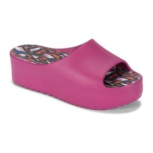** Only Size 7 BareTraps Magenta Slip-On Platform Sandals